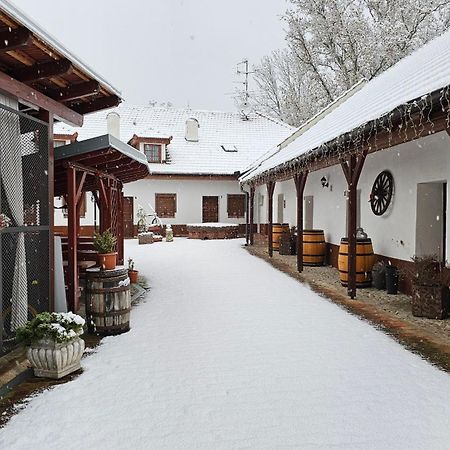 Zámecký penzion Rotunda Břeclav Exterior foto